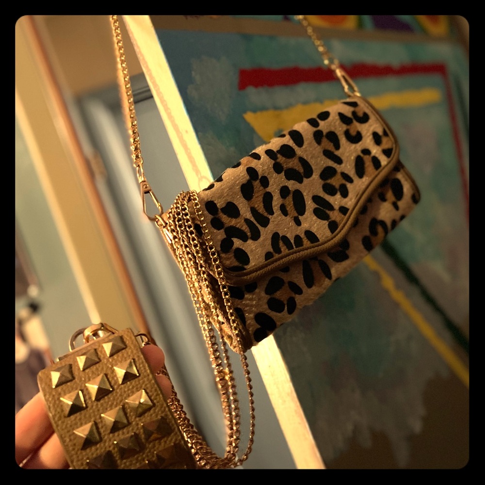 •Cheetah print wrist cuff purse•